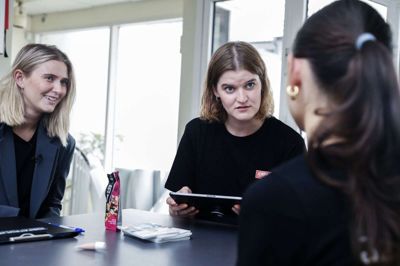 Anne Vangkilde (t.v.) koordinerer årets jobpatrulje i det midt- og vestjyske. Det blev til 195 virksomhedsbesøg i Herning, Ikast og Brande. Foto: Chresten Bergh