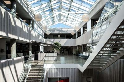 Centralt i bygningen er det store receptionsområde, hvor rum og lys er to nøgleord. Foto: Chresten Bergh