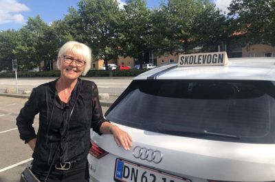Jeanett Orbé har haft egen køreskole i 17 år og elsker stadig at køre rundt med sine elever i flere timer om dagen. Foto: Thor Ølgaard Hansen