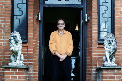 Per Kruse Bredgaard har selv sat sin statelige villa på Th. Nielsens Gade 12 til salg. Huset er fra 1938 og oprindelig opført af tæppehandler Maul. Løverne ved indgangen følger naturligvis med. Foto: Chresten Bergh