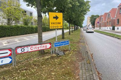Her på Møllegade i Hernings midtby kan man dårligt undgå at få øje på det gule skilt, som viser vej mod Onkologihuset i det tidligere sygehus. Foto: Martin Hove Thomsen