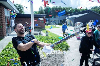 Der var fest og farver, da Sommer-OL på bostedet Marienlund blev skudt i gang. Konfettirør, OL-hymne og den olympiske flamme var med til at skabe den helt rigtige stemning. Foto: Chresten Bergh