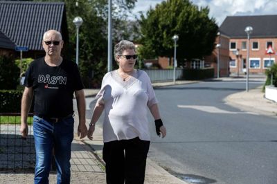 Preben Karlsen og Dorte Bækmand er mere end almindeligt trætte af, at der i sommerferieperioden slet ingen bus går fra Herning til Sdr. Felding eller den anden vej. I stedet er der flexture, men det er for dyrt, mener de. Foto: Chresten Berg