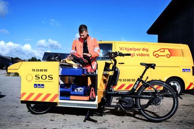 Den første el-cykel er taget i brug hos SOS Dansk Autohjælp Vestjylland i Snejbjerg. Snart får de også en teknikerbil, som kører på el. Foto: Chresten Bergh