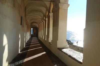 I Imperia er der masser af mulighed for at få finde svalende skygge, men havet er stort set udsigt til hele tiden. Foto: Lissen Jacobsen