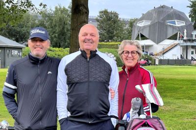 Golfklubben i Herning har fejret fødselsdag i denne uge, og der har været gæstespillere fra nær og fjern på banen. Fra venstre: Claus Krogh Hansen (Sverige), storebror Carsten Krogh Hansen med hustruen Bente Krogh Hansen. De er begge fra Herning. Foto: Privatfoto