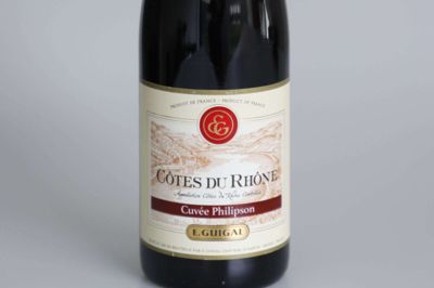 Den franske Cotes du Rhone er fra producenten E. Guigal og lavet på syrah, grenache og mourvedre-druerne. Foto: Henrik Ole Jensen