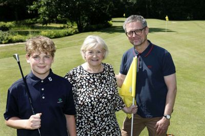 Nikolaj Pagh Hundevad Mørup, Signe Mørup og Lars Hagelskjær Mørup på familien Mørups private golfbane. Foto: Henrik Ole Jensen