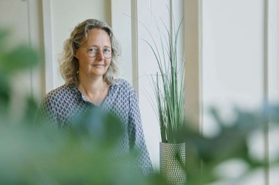 Gitte Schrøder, afdelingsleder for peer-organisering, har været med, siden Herning Kommune for tre år siden begyndte at bruge peer-frivillige til at hjælpe psykisk sårbare på rette vej. Efter sommerferien tilbyder kommunen en peer-uddannelse, så man som uddannet kan blive ansat i psykiatrien. Foto: Henrik Ole Jensen
