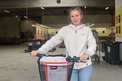 Natalia Chumak læsser aviser på cyklen, inden hun skal ud på sin daglige rute, som hun cykler seks gange om ugen. Foto: Thor Ølgaard Hansen