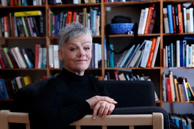 Det har været spændende, intenst og bevidsthedsudvidende at være studerende igen, fortæller nyuddannet præst og tidligere leder af Midtvest Pigekor, Dorte Bille. - Det har også været en meget stor overgang at gå fra at have haft en kæmpe forældre- og sangerkontakt, til at sidde hjemme på studerekammeret. Men det har føltes godt, siger hun. Der er selvfølgelig situationer, hvor jeg har tænkt, gud ved hvordan det går, men jeg har med større og større fryd observeret, hvordan Frieda (Frieda Funk, red.) har taget roret, og ført koret videre ud fra den filosofi, vi etablerede det på med at udfordre grænserne for, hvordan kormusik kan udtrykkes. Havde det været anderledes, havde det været hårdt. Stor ros til Frieda og sangskolen, som fandt den rigtige efterfølger, siger Dorte Bille.