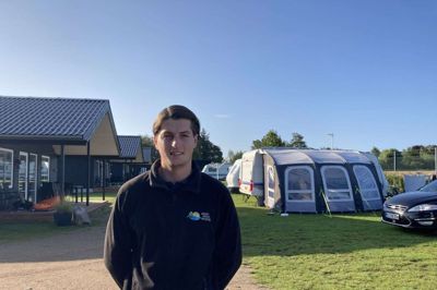21-årige Frederik Uth Toldstrup fra Arnborg er i gang med sin første sæson som medejer af Saksild Strand Camping. Foto: Privatfoto