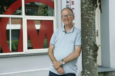 Allan Damgaard elsker den menneskelige kontakt, og jo flere mennesker i avisen, jo bedre. Fremover skulle den lokale dækning nu også gerne blive endnu bedre, mener han. Foto: Henrik Ole Jensen