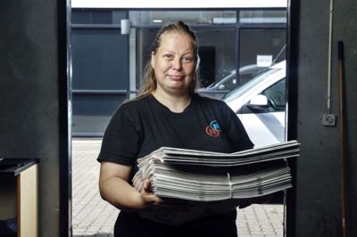 Birthe Ladow er avisuddeler for virksomheden Samdi og kører aviser ud til folket fra Videbæk til Brande. Foto: Chresten Bergh