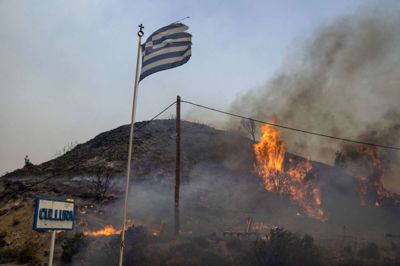 Naturbrande skaber kaos på Rhodos, hvor tusindvis af mennesker er blevet evakueret. I alt skønnes omkring 10.000 danskere at befinde sig på øen. Foto: Ritzau Scanpix