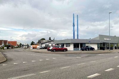 I dag er det blandt andre Frisør Morgenhår og Autogården Herning, som har adresse på hjørnet af Viborgvej og Tingvej, men om nogle år kan en helt ny bebyggelse på op til fem etager skyde op på stedet. Foto: Kenneth Meinby Sørensen