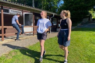 Søstrene Hanna Mørk (t.v.) og Sarah Mørk er sammen med deres lillebror en del af den flok på omkring 20 unge mennesker, der hvert år tager til Haderup på bibelcamping. For dem handler det om tradition, Guds ord og hyggeligt samvær med den lille »Haderup-familie«. Foto: Jan Briks Kjærside