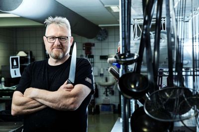 Finn Mørcke er ny køkkenchef i Vildbjergs Sports- og Kulturcenter. Han har ikke prøvet at lave mad til cuppen til før, men har prøvet at stå for maden til EM og VM i kajak. Foto: Chresten Bergh