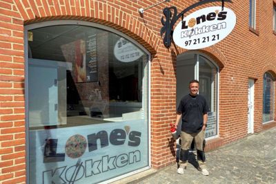 Tolga Tekin går i disse dage og indretter en ny Lones Køkken på adressen Smallegade 9. Han har endda fået en billardklub til at rykke en tand længere ned ad gaden, så han kunne få mere plads til udstyr og grovkøkken frem mod genåbningen. Der bliver tale om ren takeaway, så der bliver ikke siddepladser. Foto: Kenneth Meinby Sørensen