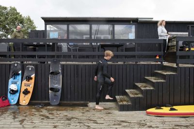Klubhuset ved Herning Vandski og Wakeboard Klub er slidt, og klubben drømmer om at bygge et nyt klubhus, som kan rumme endnu flere vandsportaktiviteter end i dag. Foto: Jørn Deleuran