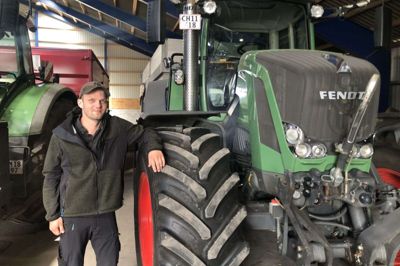 Christian Vinther Jakobsen har anskaffet en masse maskineri til sit nye landbrug. En dyr investering, men uden hestekræfter kommer man ikke langt som planteavler. Foto: Thor Ølgaard Hansen