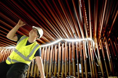 Maskiningeniør Jacob Jacobsen er Ørsteds projektleder på udskiftningen af de mange rør i Herningværkets overheder. Her kontrollerer han en del af arbejdet, der nærmest ligner et kunstværk. Foto: Henrik Ole Jensen