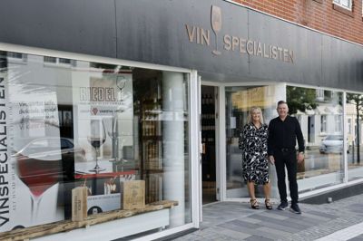Indehaverne af Vinspecialisten, Marianne Thrane og Stig Woetmann, er klar til at byde inden for i specialforretningen på Søndergade i Herning. Foto: Henrik Ole Jensen