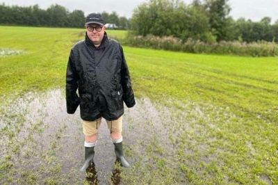 Selvom nedbøren har sat sit tydelige præg på blandt andet campingpladsen her på Tranholmvej, så holder campingchef Michael Guldin fast i optimismen. Det skal nok lykkes at få en god Vildbjerg Cup på trods af vejret, er han sikker på. Men han har dog alligevel aldrig oplevet, at vejret frem mod Vildbjerg Cup har været så nedbørstungt som i år. Foto: Jan Briks Kjærside