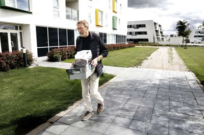 Børge Thomsen har i snart 10 år været chauffør på Løve Apoteket i Herning. Den 78-årige mand er rigtig glad for seniorjobbet, der er med til at holde ham i gang. Foto: Henrik Ole Jensen