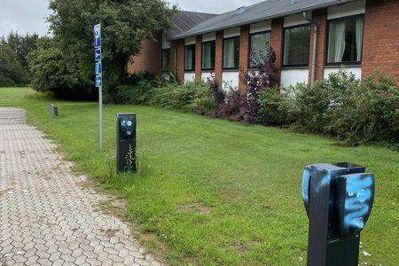 Ladestanderne ved skolen i Arnborg fik også et sprøjt maling, da en 14-årig pige var rundt med hendes fars spraydåse. Foto: Privatfoto