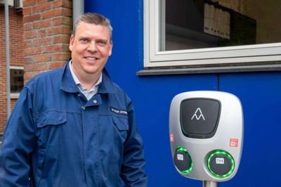 Fabrikschef Bo Kähler Jacobsen kan fortælle, at Biomar-medarbejderne er glade for de nye ladestandere. Foto: PR-Foto