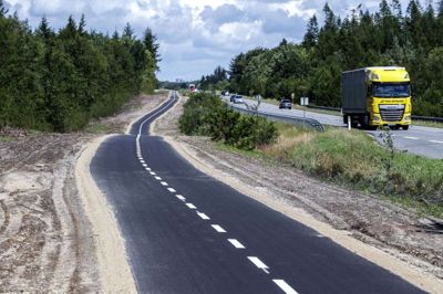 Den dobbeltrettede cykelsti har stået færdig siden begyndelsen af juli. På fredag indvies den med taler og kager. Foto: Chresten Bergh