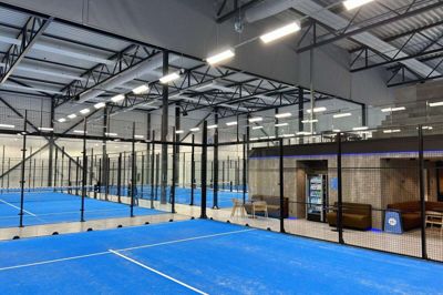 De 12 baner i Padelworld Herning har efterhånden står klar i nogle måneder, og nu bliver der åbnet for at booke tider. Foto: Padelworld