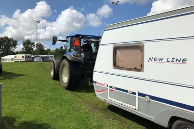 Hanne og Manfred Hansens campingvogn blev kørt op ad den lille bakke ved dommernes campingplads og fragtet til sit bestemmelsessted. Foto: Allan Damgaard