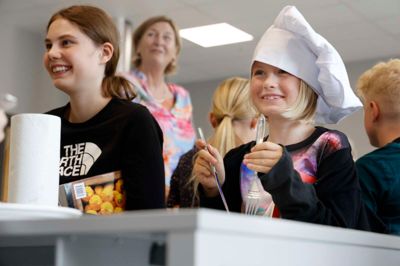 Carla (t.v) og Emily (t.h.) synes, at det er fedt at de i denne uge får lov til at kokkerere uden deres forældre. Foto: Henrik Ole Jensen