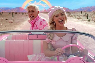 Ryan Gosling og Margot Robbie er både fjollede, følsomme og gennemført forrygende i »Barbie«. Sådan lød det i anmeldelsen i Herning Folkeblad i sidste måned, hvor Barbie-filmen fik fem stjerner. Foto: Warner Bros