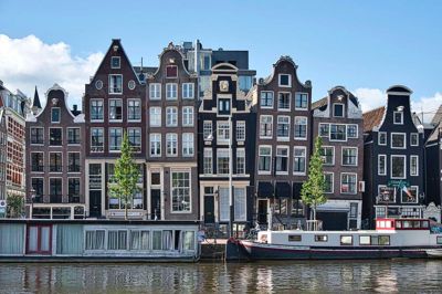 Hyggelige Amsterdam med de mange tætstående huse, der har stået strunke ved siden af hinanden side 1600-tallet. Byen er vanvittig charmerende og omfavnende.