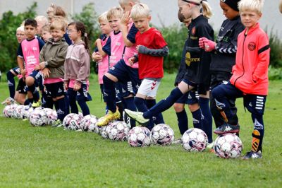 Stadig flere er aktive i en idrætsforening i Herning Kommune. Flere unge og seniorer kommer til, mens andelen af børn er svagt faldende. Billdet r fra en af Herning KFUM Fodbolds fodboldskoler.
