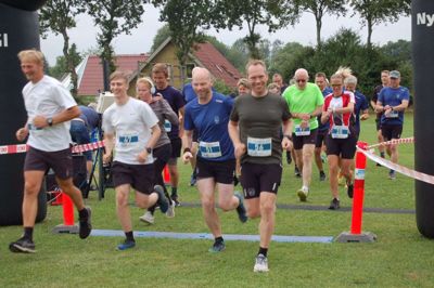 By- og sportsfesten i Gludsted skydes i gang torsdag 17. august med det traditionsrige Plantageløb. På billedet går starten på sidste års løb. Foto: Privatfoto