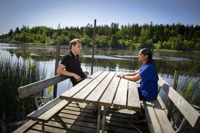 Jeppe Odgaard ledte i et års tid efter et nyt hjem til familien ved vand og skov. Han har kigget på huse i det meste af Jylland, og mange af dem var »noget gammelt lort«, som Monica ikke engang gad tage med over og kigge på. Men så fandt han ved et rent tilfælde den store villa langt ude i skoven ved Lystruphave og tæt på Kulsø, hvor parret har deres egen lille bådebro.