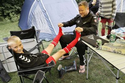 Morten Rasmussen masserer sin søn Alfreds fusser inden eftermiddagens kamp. Den otteårige drengs hold har indtil videre vundet alle kampe, holdet har spillet. Foto: Henrik Ole Jensen