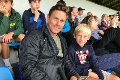 Allan Nielsen og sønnen Louis fulgte åbningen af Vildbjerg Cup fra tribunen, da Louis har beskadiget en lilletå. De deltager for Allerød, der har hele fire hold med i U12-drenge-rækkerne. Foto: Allan Damgaard