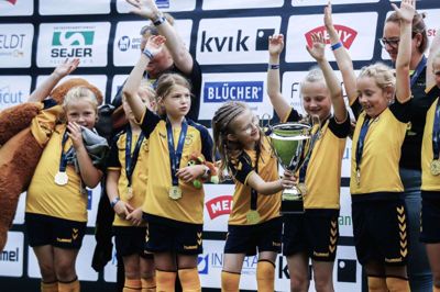 Søndag lykkedes det for Vildbjergs U9-piger at hive guldet i land i finalen. Deres træner, Henning Jørgensen, fortæller: - De var superglade for, at det endelig lykkedes. Nu har de været i et par finaler tidligere og tabt dem, men de har bare spillet godt gennem hele turneringen og har ikke tabt en eneste kamp, siger han. Pigerne vandt deres første kamp 4-0, den næste stod lige 4-4. Næste kamp i rækken vandt de 4-0, så 5-1 i semifinalen og 1-0 i finalen mod Fyrkat Q, fortæller træneren. Foto: Chresten Bergh
