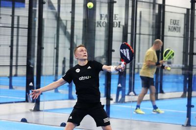 Mads Emil Kristensen deltog i en opvisningskamp, hvor han gav prøver på sine padel-evner. Han bliver en af de ansatte i det nye center, hvor han blandt andet skal være træner. Foto: Chresten Bergh