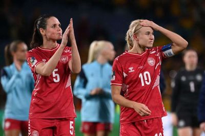 Simone Boye og Pernille Harder ærgrer sig efter nederlaget mod Australien i VM-ottendedelsfinalen. Foto: Ritzau Scanpix