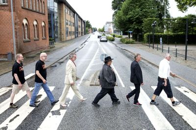 Come Together var den første skæring på The Beatles-albummet »Abbey Road« fra 1969. Da foreningen første gang var i avisen, stillede bestyrelsen op til et foto, der skulle minde om det, der er på coveret af »Abbey Road«-pladen. Dengang var det Brian Bruhn, Jens Devantier, Bent Bernardi Sørensen, Kurt Møller Harboe, Mogens Raunsgaard og Per Steenberg, der sad i bestyrelsen. Foto: Tom Laursen