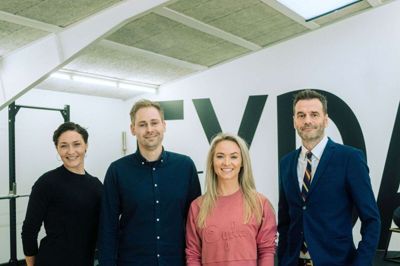 Mette Lyngholm og Casper Jeppesen (i midten) ved deltagelsen i Løvens Hule, hvor de fik Jesper Buch (t.h.) og Mia Wagner (t.v.) med som investorer. Nu har Mia Wagner solgt sin andel til de oprindelige ejere. Foto: PR-foto.