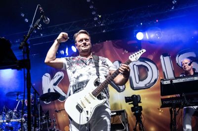 - Der er første gang, jeg er her på Smukfest, men hold da kæft, det er fedt at være her. Sjældent har man mødt så meget kærlighed, sagde Kandis-forsanger Johnny Hansen til et nærmest ekstatisk publikum ved sin debut på festivalen i Skanderborg. Foto: Helle Arensbak/Ritzau Scanpix