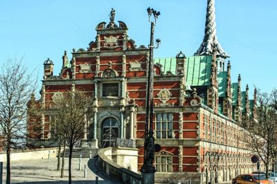 Med sine svungne gavlpartier og sandstensindfattede vinduer er Børsen et klart eksempel på nederlandsk renæssance. Der var oprindelig lagt blytag på bygningen, men under den svenske belejring i 1658-1659 blev en del af blyet brugt til kanonkugler.