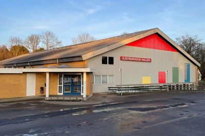 Ejstrupholmhallen har for nylig skiftet facadegavl. Jubilæumsønsket er nu penge til et nyt indgangsparti. Foto: Privatfoto